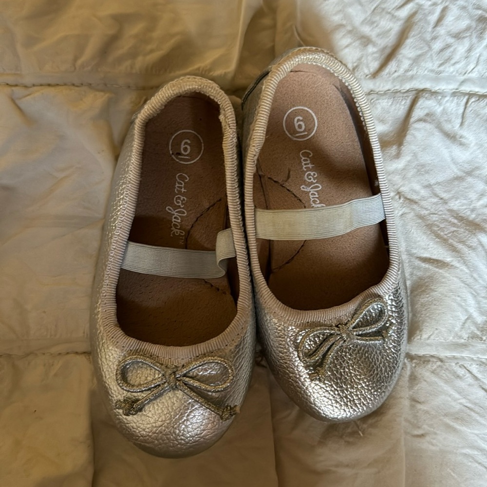 Cat & Jack size 6 shoes